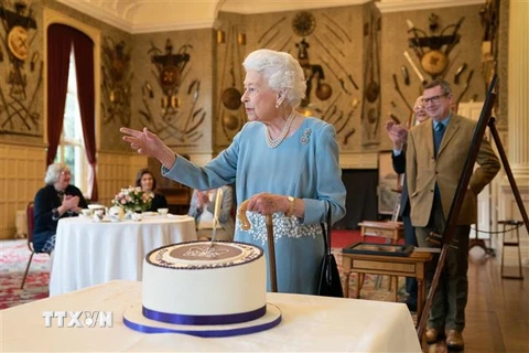 Nữ hoàng Elizabeth II cắt bánh trong Đại lễ Bạch kim tại dinh thự Sandringham, phía Đông vùng England ngày 6/2/2022. (Ảnh: AFP/TTXVN)