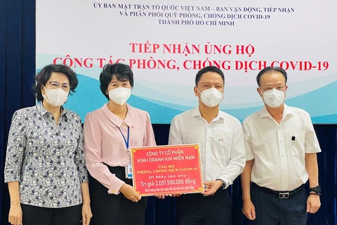 Chủ tịch Ủy ban MTTQ Việt Nam Thành phố Hồ Chí Minh Tô Thị Bích Châu cùng các đại biểu tiếp nhận máy tạo oxy hỗ trợ công tác phòng, chống dịch COVID-19. (Ảnh: hcmcpv.org.vn)