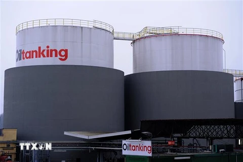Các bể chứa dầu tại Duisburg, Đức. (Ảnh: AFP/TTXVN)