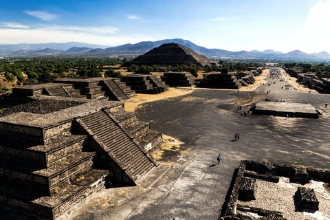 Quang cảnh từ Kim tự tháp Mặt Trăng đến Con đường của người chết trong các Kim tự tháp cổ Teotihuacan ở Mexico. (Nguồn: slate.com)