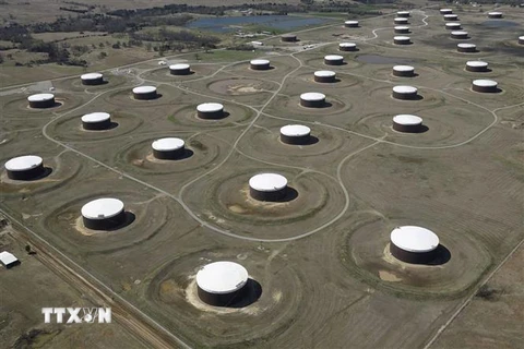 Cơ sở trữ dầu thô tại giếng dầu ở Cushing, bang Oklahoma, Mỹ. (Ảnh: Reuters/TTXVN)