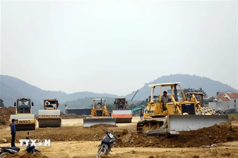 Nhà thầu thi công trên trên công trường cao tốc Bắc-Nam phía đông đoạn Nghi Sơn-Diễn Châu. (Ảnh: Huy Hùng/TTXVN)