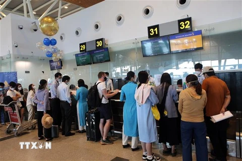 Hành khách làm thủ tục trước giờ bay đi Singapore tại sân bay quốc tế Đà Nẵng. (Ảnh: Trần Lê Lâm/TTXVN)