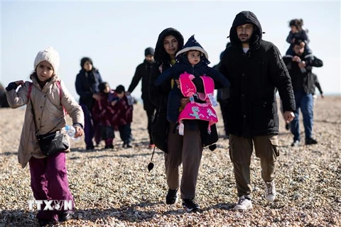 Người di cư tìm cách vượt qua eo biển Manche vào Anh, ngày 15/3/2022. (Ảnh: AFP/TTXVN)