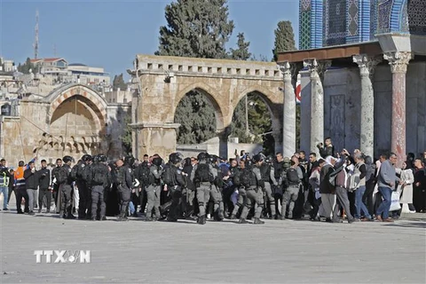 Đụng độ giữa lực lượng an ninh Israel và người Palestine tại Đền thờ Al Aqsa (còn được gọi là Núi Đền) ở Đông Jerusalem ngày 15/4/2022. (Ảnh: AFP/TTXVN)