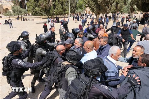 Cảnh sát Israel giải tán đám đông người Palestine trong cuộc xung đột tại đền thờ Al-Aqsa mà người Do Thái gọi là Núi Đền ở Jerusalem ngày 5/5/2022. (Ảnh: AFP/TTXVN)