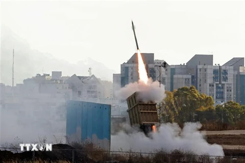 Hệ thống Vòm Sắt của Israel đánh chặn tên lửa bắn từ Dải Gaza, tại thành phố Ashdod, Israel, ngày 17/5/2021. (Ảnh: AFP/TTXVN)
