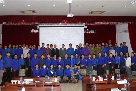 Đại sứ Nguyễn Bá Hùng cùng các đại biểu tham dự cuộc tọa đàm chụp ảnh lưu niệm. (Ảnh TTXVN phát)