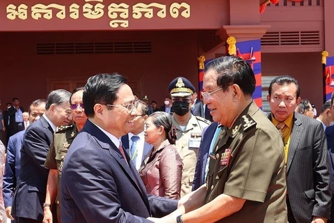 Thủ tướng Phạm Minh Chính và Thủ tướng Campuchia Hun Sen tại Lễ kỷ niệm 45 năm Con đường tiến tới đánh đổ chế độ diệt chủng Pol Pot của Thủ tướng Campuchia Hun Sen (20//6/1977 - 20/6/2022) ở tỉnh Tbong Khmum, sáng 20/6/2022. (Ảnh: Dương Giang/TTXVN)