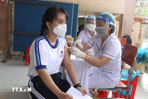 Tiêm vaccine cho học sinh Trường Trung học cơ sở Lê Quý Đôn, thành phố Vĩnh Long. (Ảnh: Lê Thúy Hằng/TTXVN)
