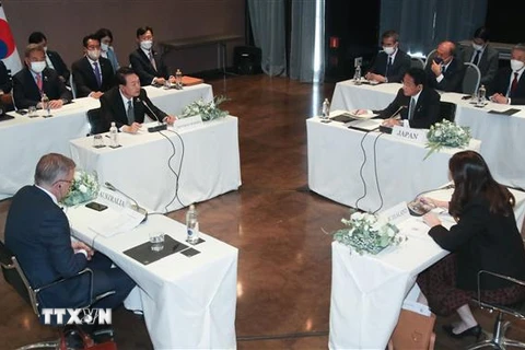 Thủ tướng Australia Anthony Albanese, Tổng thống Hàn Quốc Yoon Suk-yeol, Thủ tướng Nhật Bản Kishida Fumio và Thủ tướng New Zealand Jacinda Ardern tại cuộc thảo luận bên lề Hội nghị thượng đỉnh NATO ở Madrid, Tây Ban Nha, ngày 29/6/2022. (Ảnh: Yonhap/TTXVN