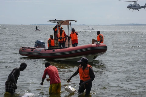 Lực lượng cứu hộ tìm kiếm các nạn nhân tại hiện trường chiếc thuyền bị lật. (Nguồn: AFP)