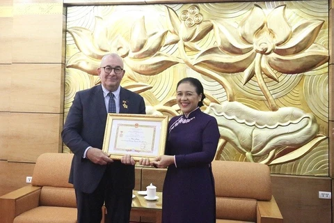 Chủ tịch VUFO Nguyễn Phương Nga trao tặng Kỷ niệm chương cho Đại sứ Bỉ tại Việt Nam Paul Jansen. (Ảnh: baoquocte.vn)