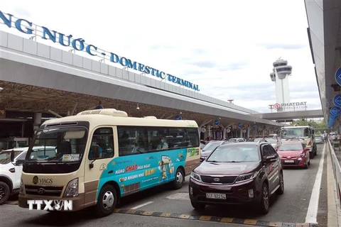 Các làn xe đưa, đón khách tại sân bay Tân Sơn Nhất luôn có rất nhiều xe tô “nối đuôi” nhau. (Ảnh: Tiến Lực/TTXVN)