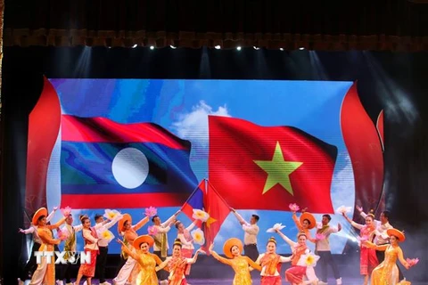 Tiết mục múa "Hữu nghị Việt-Lào" trong Lễ khai mạc Tuần lễ Văn hoá Lào tại Việt Nam. (Ảnh: Tuấn Đức/TTXVN)