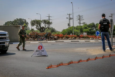 Quân đội Israel chặn các con đường gần biên giới với Dải Gaza vào ngày 3/8. (Nguồn: timesofisrael.com)