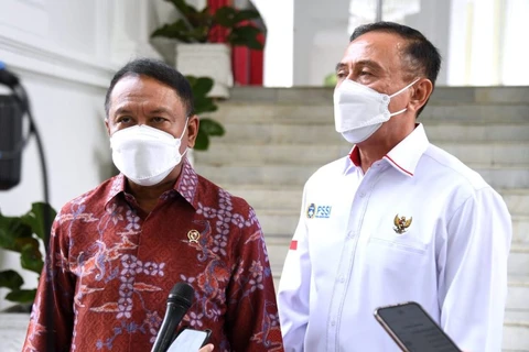 Bộ trưởng Bộ Thanh niên và Thể thao Zainudin Amali và Chủ tịch Hiệp hội Bóng đá Indonesia (PSSI) Mochamad Iriawan. (Nguồn: jakartaglobe.id)