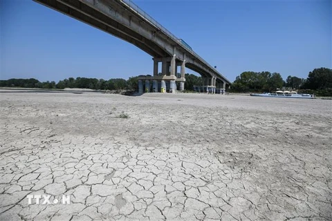 Sông Po ở Boretto, đông bắc Parma, Italy, khô cạn do hạn hán ngày 15/6/2022. (Ảnh: AFP/TTXVN)