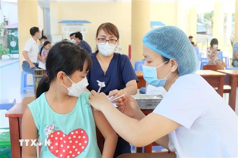 Tiêm vaccine phòng COVID-19 cho học sinh trường THCS Nguyễn Huệ (quận Hải Châu). (Ảnh: Văn Dũng/TTXVN)