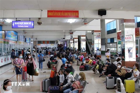 Hành khách tại Bến xe miền Đông, TP Hồ Chí Minh. (Ảnh: Tiến Lực/TTXVN)