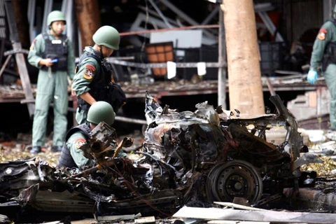 Nhân viên an ninh Thái Lan kiểm tra đống đổ nát của một chiếc ôtô sau vụ nổ bên ngoài một khách sạn ở tỉnh Pattani, miền nam Thái Lan tháng 8/2016. Ảnh minh họa. (Nguồn: AP)