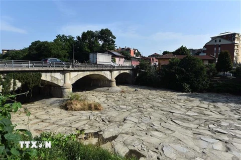 Lòng sông khô hạn do hạn hán, tại Turin, Italy, ngày 17/6/2022. (Ảnh: THX/TTXVN)