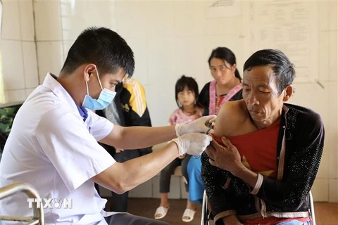 Nhân viên y tế tiêm vaccine phòng COVID-19 cho người dân tại xã Tà Tổng, Mường Tè (Lai Châu). (Ảnh: Nhật Anh/TTXVN)