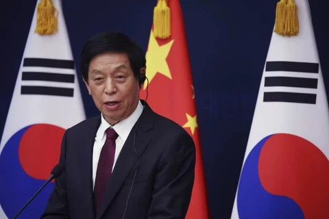 Chủ tịch Nhân Đại (Quốc hội) Trung Quốc Lật Chiến Thư phát biểu trong cuộc họp báo chung với Chủ tịch Quốc hội Hàn Quốc Kim Jin Pyo tại Quốc hội ở Seoul, Hàn Quốc ngày 16/9. (Nguồn: AP)