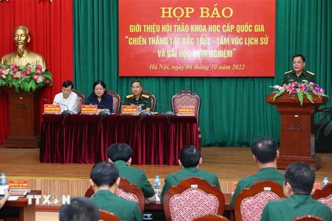 Đại diện Viện Lịch sử quân sự Việt Nam phát biểu. (Ảnh: Trọng Đức/TTXVN)