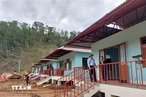 Những ngôi nhà mới cho đồng bào vùng bị sạt lở núi xã Trà Leng. (Ảnh: Trần Tĩnh/TTXVN)