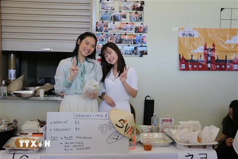 Gian hàng bánh mỳ Việt Nam với hai "cô chủ" đến từ Hội sinh viên Việt Nam tại Australia. (Ảnh: Diệu Linh/TTXVN)