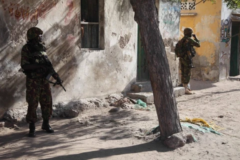 Các binh sỹ Kenya thuộc Phái bộ Liên minh châu Phi tại Somalia (AMISOM) tuần tra tại thành phố cảng Kismayo, miền nam Somalia tháng 10 năm 2013.(Nguồn: AFP)
