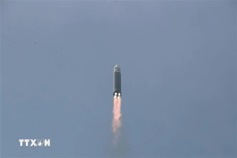 Hình ảnh do Hãng thông tấn KCNA của Triều Tiên công bố ngày 25/3/2022 về một vụ phóng thử tên lửa đạn đạo liên lục địa kiểu mới tại một địa điểm không xác định ở Triều Tiên. (Ảnh: AFP/TTXVN)