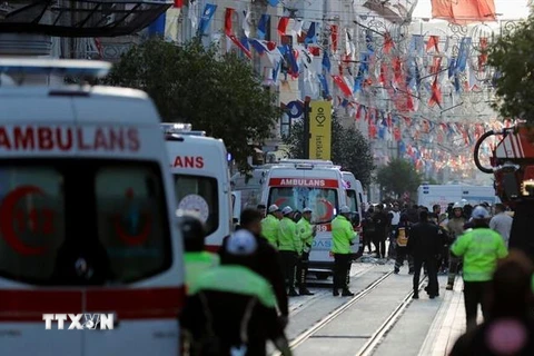 Xe cứu thương được triển khai tại hiện trường vụ nổ ở Istanbul, Thổ Nhĩ Kỳ, ngày 13/11/2022. (Ảnh: Reuters/TTXVN)