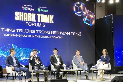 Các chuyên gia, doanh nghiệp tham gia phiên thảo luận tại Shark Tank Forum 2022. (Ảnh: Mỹ Phương/TTXVN)