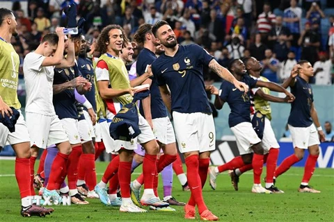 Tiền đạo Olivier Giroud (giữa) lập cú đúp trong chiến thắng áp đảo 4-1 của đội tuyển Pháp trước Australia. (Ảnh: AFP/TTXVN)