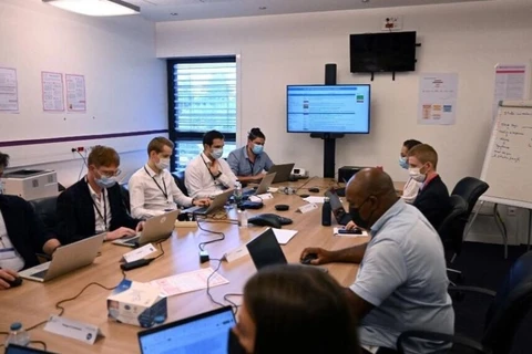 Các kỹ sư máy tính làm việc trong trung tâm xử lý khủng hoảng tại bệnh viện ở Corbeil-Essonnes, phía nam Paris. (Nguồn: AFP)