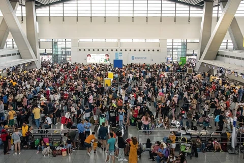 Hành khách mắc kẹt tại sân bay Ninoy Aquino. (Nguồn: CNN)