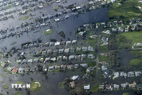 Cảnh ngập lụt ở Fort Myers, bang Florida, Mỹ sau khi bão Ian đổ bộ ngày 29/9/2022. (Ảnh: AFP/TTXVN)