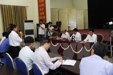 Chủ tịch UBND thành phố Hà Nội Nguyễn Đức Chung gặp gỡ các cán bộ chủ chốt và đối thoại với người dân xã Đồng Tâm. (Nguồn: TTXVN)