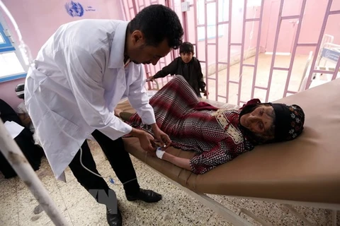 Bệnh nhân bị nhiễm dịch tả điều trị tại một bệnh viện ở Sanaa. (Nguồn: AFP/TTXVN)