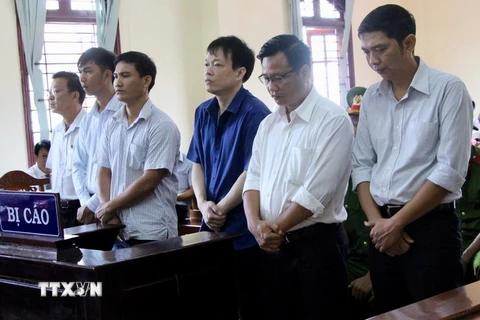 Các bị cáo tại phiên xét xử sơ thẩm. (Ảnh: Thanh Sang/TTXVN)