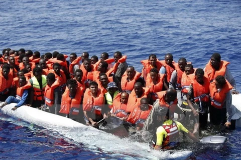 Tàu của lực lượng cứu hộ giải cứu người di cư ngoài khơi bờ biển Libya. (Ảnh: EPA/TTXVN) 