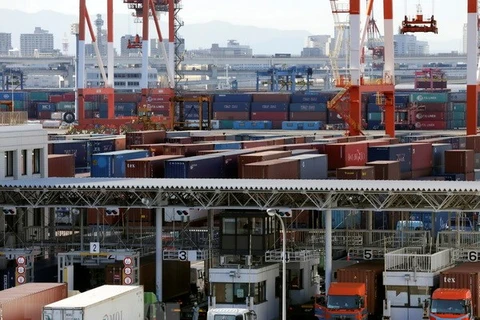 Bốc dỡ container hàng hóa tại cảng Tokyo, Nhật Bản. (Nguồn: EPA/TTXVN)
