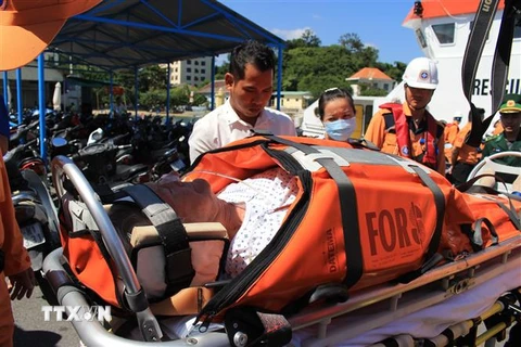 Hành khách gặp nạn Haddock Richard Ray được các nhân viên y tế đưa lên bờ, chuyển vào bệnh viện tại thành phố Nha Trang cấp cứu, điều trị. (Ảnh: Phan Sáu/TTXVN)
