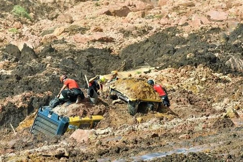 Lực lượng cứu hộ tìm kiếm người mất tích tại hiện trường vụ vỡ đập hồ chứa chất thải khoáng sản ở Minas Gerais, Brazil, ngày 25/1/2019. (Nguồn: THX/TTXV