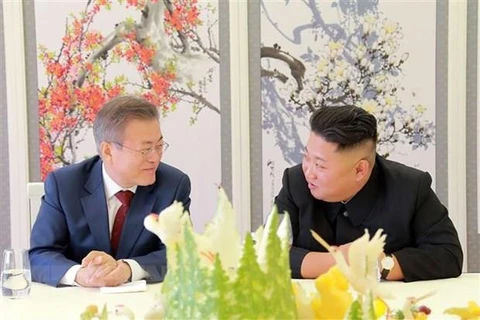 Nhà lãnh đạo Triều Tiên Kim Jong-un (phải) và Tổng thống Hàn Quốc Moon Jae-in tại cuộc gặp ở Samjiyon, Triều Tiên ngày 20/9/2018. (Ảnh: Yonhap/ TTXVN)