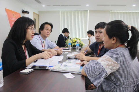Các doanh nghiệp Việt Nam trao đổi về cơ hội cung ứng cho Tập đoàn AEON Nhật Bản tại Hội thảo. (Ảnh: Xuân Anh/TTXVN) 