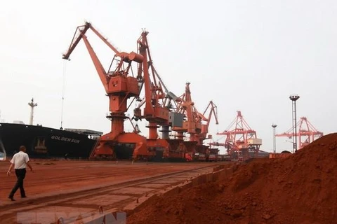 Đất hiếm chuẩn bị xuất khẩu sang Nhật Bản tại cảng Lianyungang, tỉnh Giang Tô, miền Đông Trung Quốc ngày 5/9/2010. (Ảnh: AFP/TTXVN)