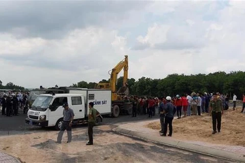 Lực lượng chức năng ổn định an ninh trật tự vụ gây rối tại dự án phân lô trái phép ở xã Tóc Tiên. (Ảnh: Ngọc Sơn/TTXVN)